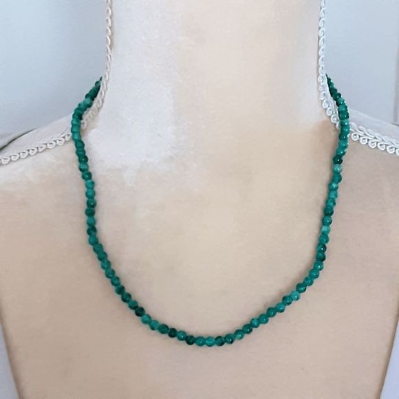Simple green jadeite? beaded necklace 18" - Picture 2 of 2